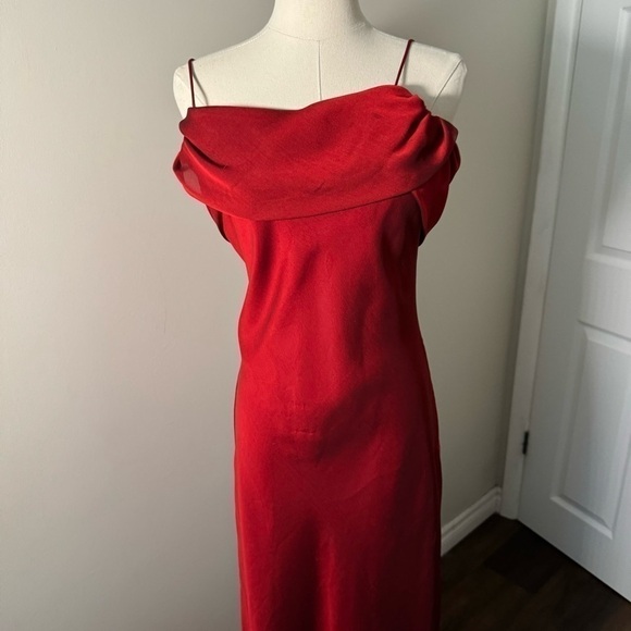 Vintage old Hollywood glamour inspired red gown - Picture 4 of 7